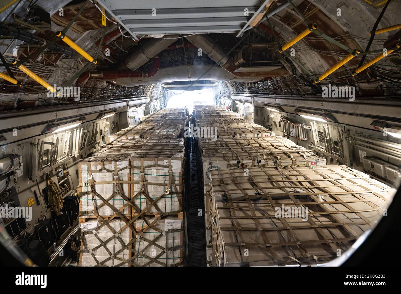 Ein C-17 Globemaster III, der der Expeditionary Airlift Squadron von 816. zugewiesen wurde, wird mit Ausrüstung zur Unterstützung einer von der USAID geführten humanitären Mission auf dem Luftwaffenstützpunkt Al Dhafra, Vereinigte Arabische Emirate, am 10. September 2022 beladen. USAID leitet die internationale Entwicklung und Katastrophenhilfe der US-Regierung und hilft Menschen dabei, aus humanitären Krisen wie den katastrophalen Überschwemmungen, die Pakistan derzeit heimsuchen, hervorzugehen. (USA Foto der Luftwaffe von Staff Sgt. Cassandra Johnson) Stockfoto