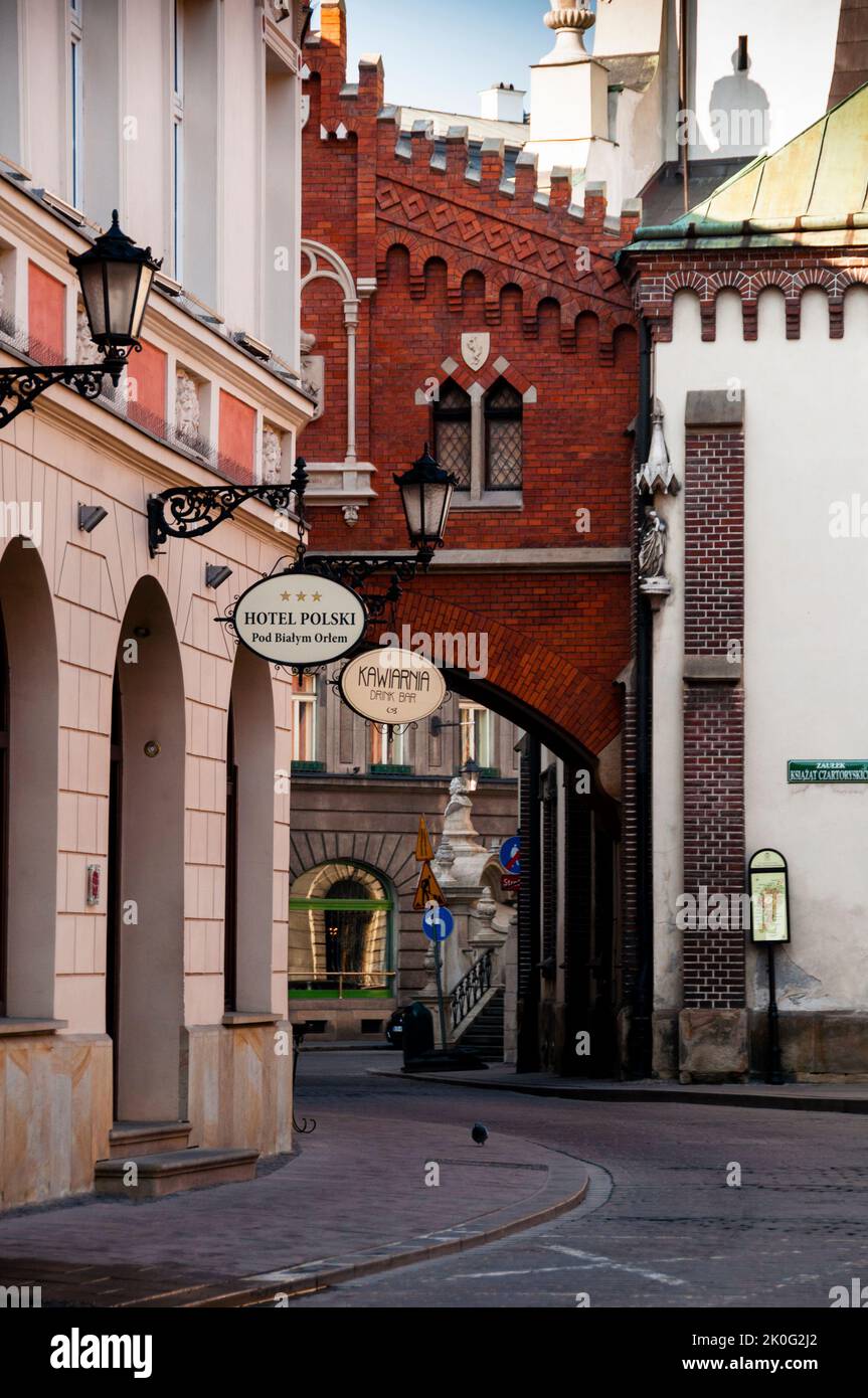 Gewölbter Ziegelbau und das Arsenal-Gebäude im Innenhof des Prinzen Czartoryski-Museums in Krakau, Polen. Stockfoto