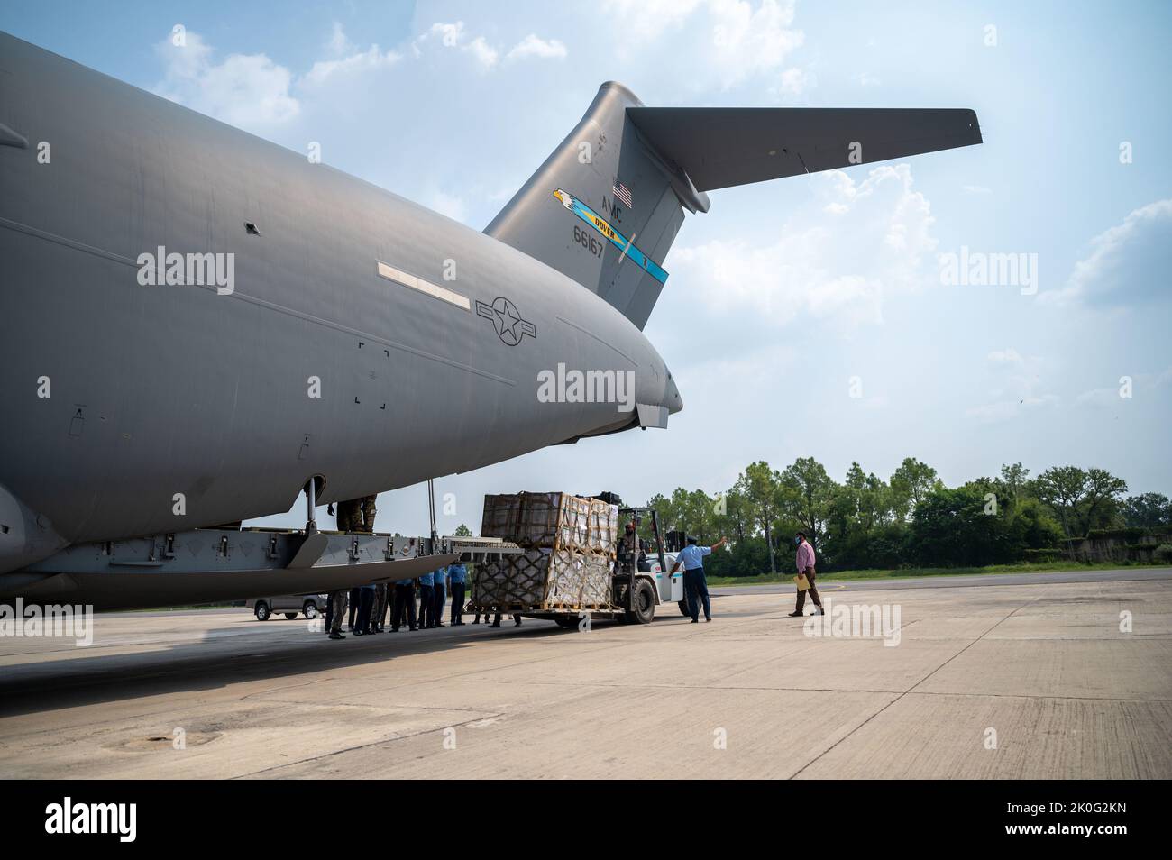 US-Militärangehöriger, die dem United States Central Command zugewiesen sind, liefern kritische Hilfsgüter zur Unterstützung einer von der USAID geführten humanitären Mission auf dem pakistanischen Luftwaffenstützpunkt nur Khan, Pakistan, 9. September 2022. USAID leitet die internationale Entwicklung und Katastrophenhilfe der US-Regierung und hilft Menschen dabei, aus humanitären Krisen wie den katastrophalen Überschwemmungen, die Pakistan derzeit heimsuchen, hervorzugehen. Diese USAID-geführte Lieferung war die erste von vielen, die an mehreren Standorten im ganzen Land verteilt wurde. (USA Foto der Luftwaffe von Staff Sgt. Charles T. Fultz) Stockfoto