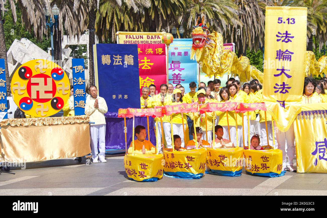 San Francisco, CA - 7. Mai 2022: Nicht identifizierte Teilnehmer der Falun Dafa Meditationsgruppe auf dem Embarcadero, mit Schildern und Spruchband zur Vorbereitung der Falun Dafa Meditationsgruppe Stockfoto