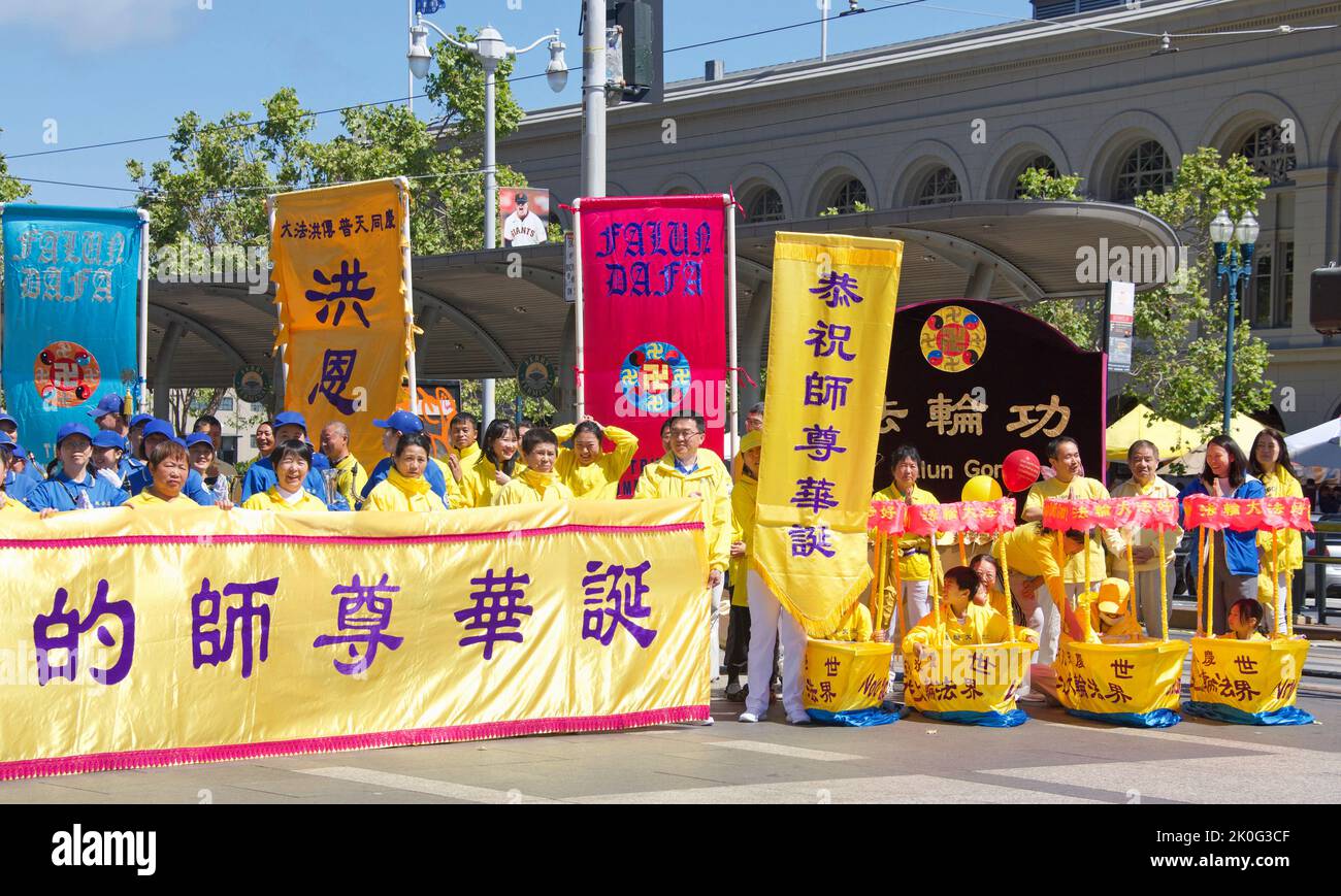 San Francisco, CA - 7. Mai 2022: Nicht identifizierte Teilnehmer der Falun Dafa Meditationsgruppe auf dem Embarcadero, mit Schildern und Spruchband zur Vorbereitung der Falun Dafa Meditationsgruppe Stockfoto