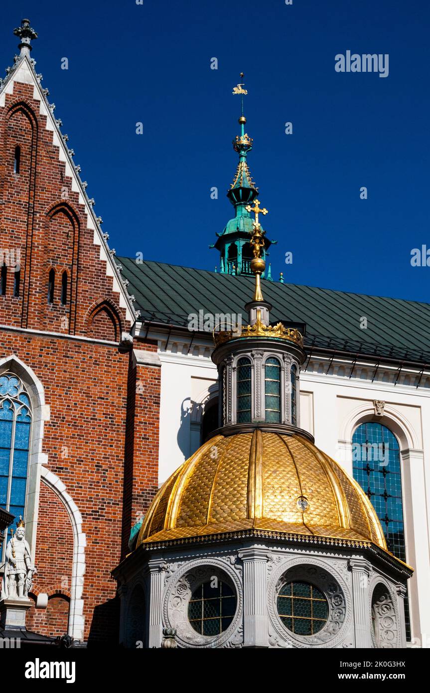 Goldene Kuppelkapelle mit oculus-Fenstern und gotischem Tracery der Wawel-Kathedrale im Wawel-Königsschloss in Krakau, Polen Stockfoto