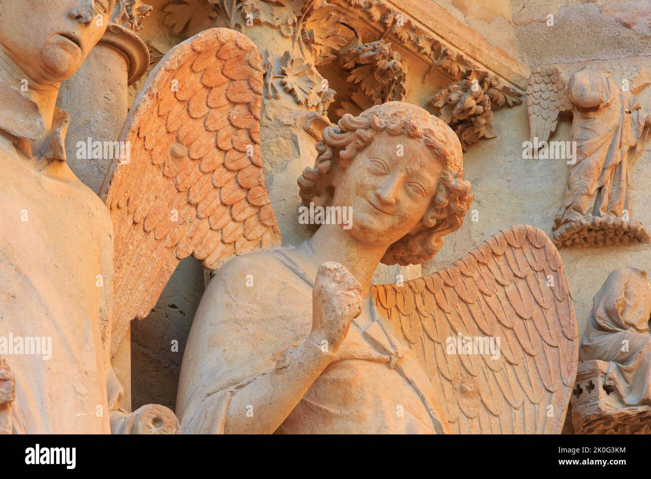 Der lächelnde Engel (Lächeln von Reims), geschnitzt zwischen 1236-1245, auf dem Nordportal der Westfassade der Kathedrale von Reims (Marne), Frankreich Stockfoto