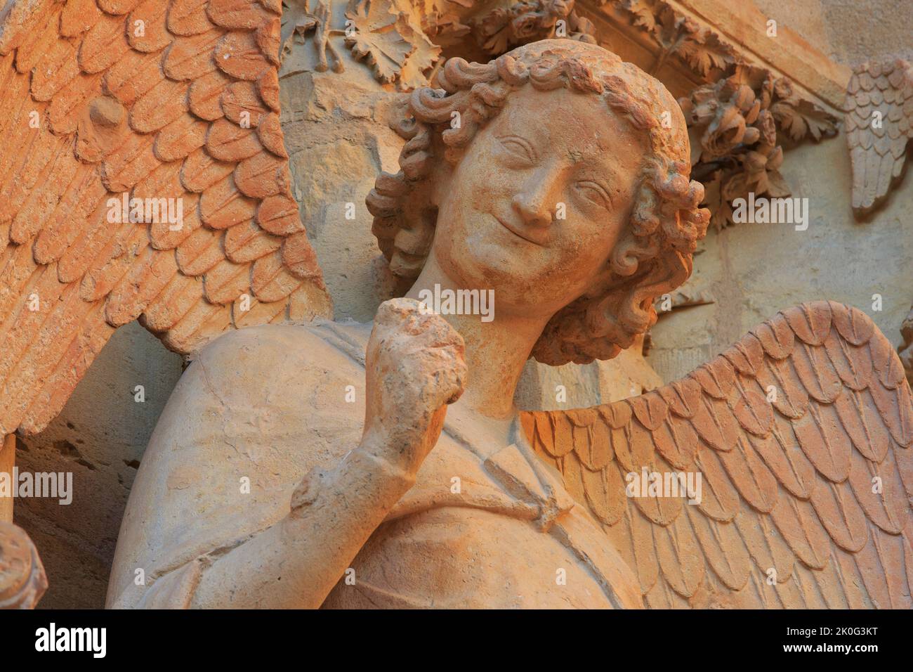 Der lächelnde Engel (Lächeln von Reims), geschnitzt zwischen 1236-1245, auf dem Nordportal der Westfassade der Kathedrale von Reims (Marne), Frankreich Stockfoto