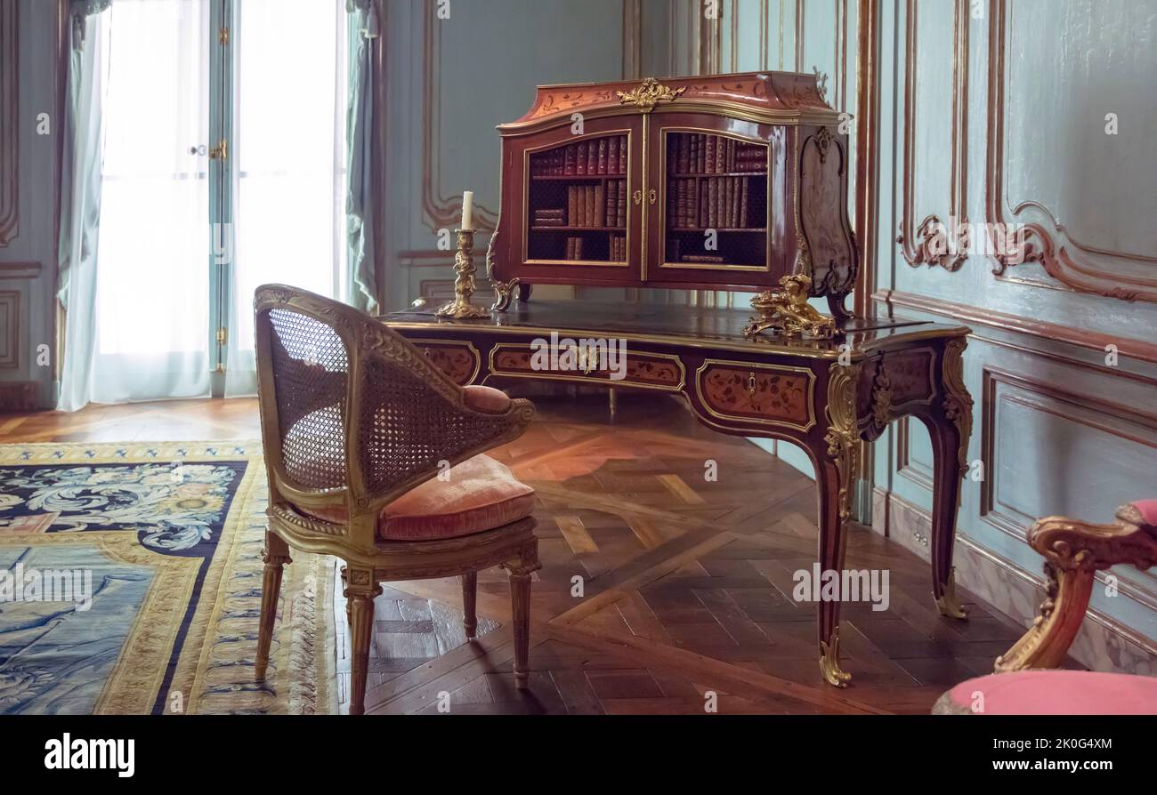 Französischer Schreibtisch und Aktenschrank im rekonstruierten Raum des Metropolitan Museum of Art (MET) in Manhattan, NYC, USA Stockfoto