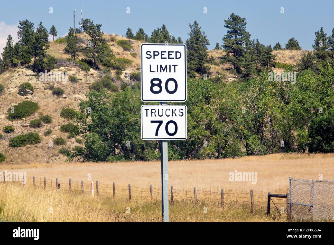 Verschiedene Verkehrsgeschwindigkeitsbegrenzungsschilder für Lastwagen und alle anderen Kraftfahrzeuge entlang des Intestate Highway 94 in Montana. 70 MPH Meilen pro Stunde für LKWs Stockfoto