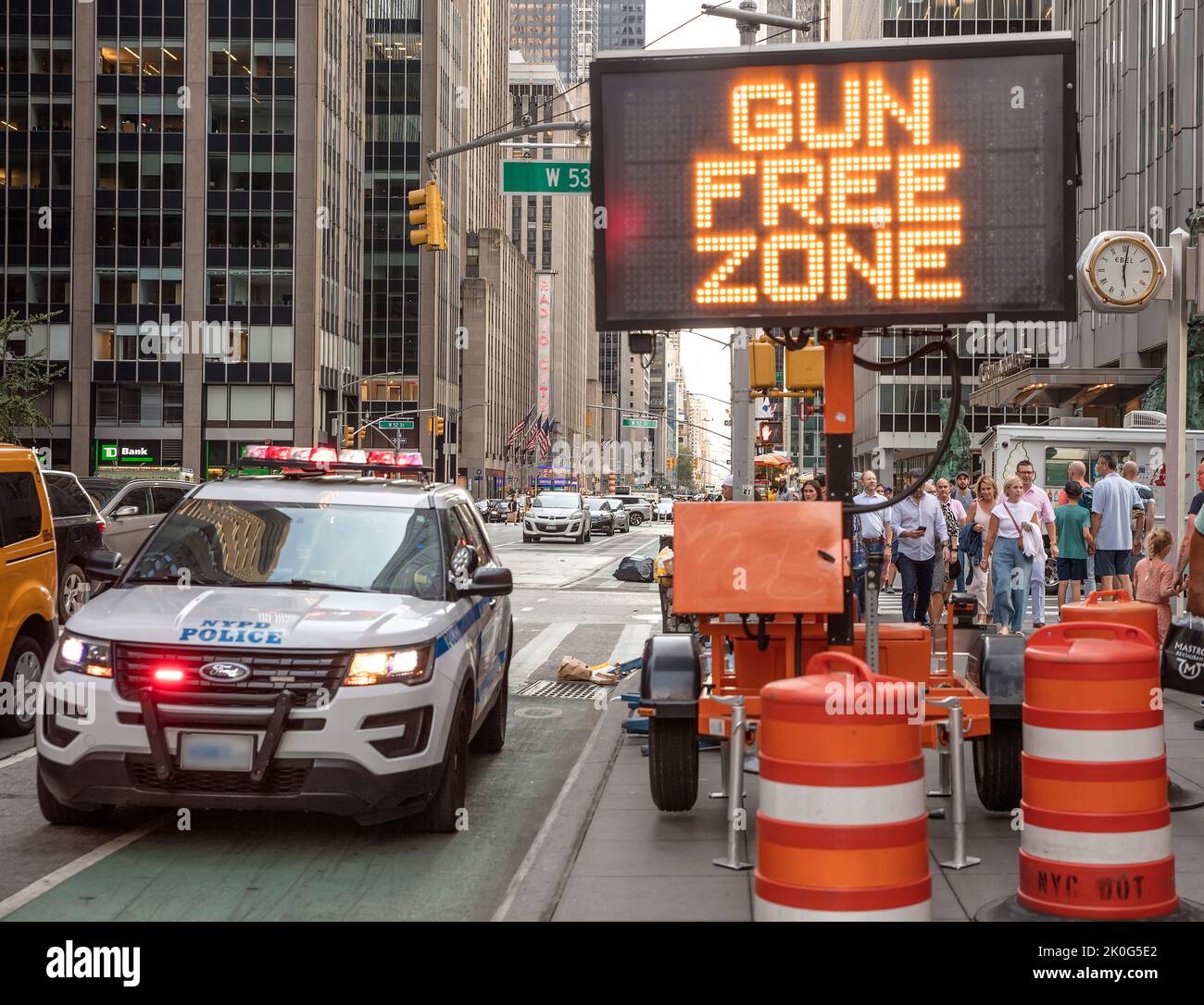 Schild mit Ankündigung der Gun Free Zone rund um den Times Square, Manhattan, NYC, USA, im September 2022 implementiert Stockfoto