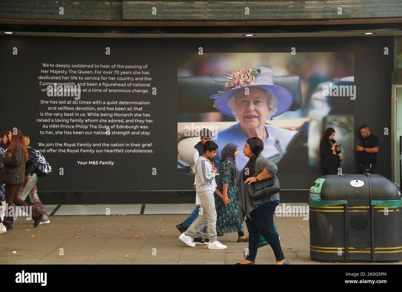 Fußgänger gehen an einer Plakatwand in der Oxford Street vorbei, um an Königin Elizabeth II zu erinnern. Königin Elizabeth II. War zu Lebzeiten Königin von 32 souveränen Staaten, 15 zum Zeitpunkt ihres Todes. Ihre Regierungszeit von 70 Jahren und 214 Tagen war die längste aller britischen Monarchen und die längste aller weiblichen Staatsoberhaupt in der Geschichte. Stockfoto