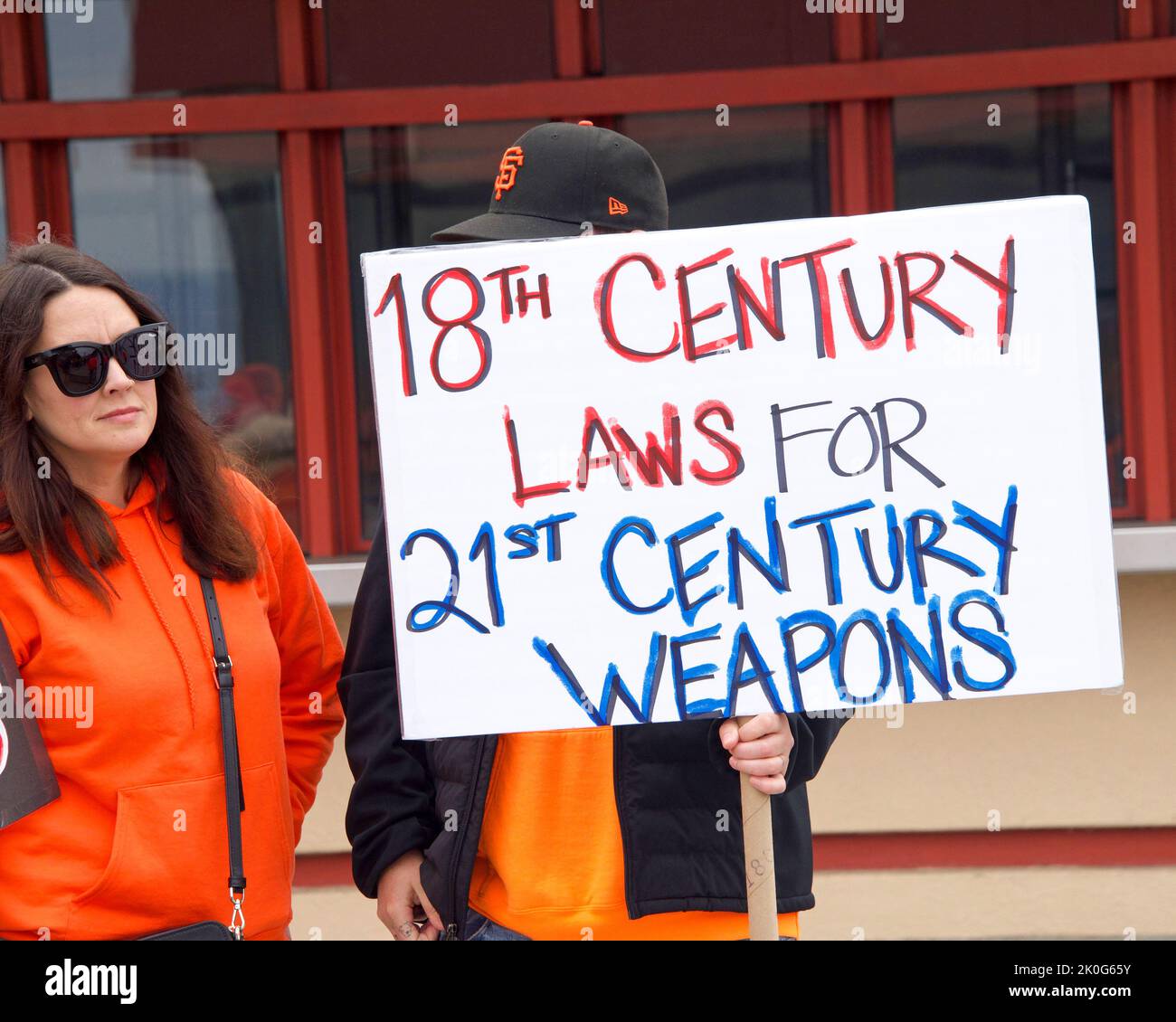 San Francisco, CA - 4. Juni 2022: Wear Orange Stop Gun Violence March, Teilnehmer marschieren zur und über die Golden Gate Bridge mit Schildern deman Stockfoto