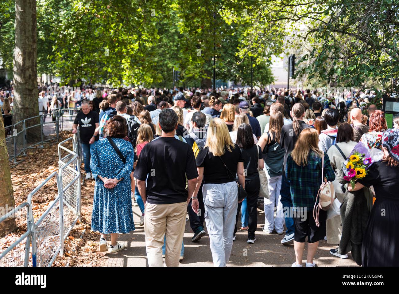 Viele Menschen kamen am Buckingham Palace an, um der Königin die letzte Ehre zu erweisen Stockfoto