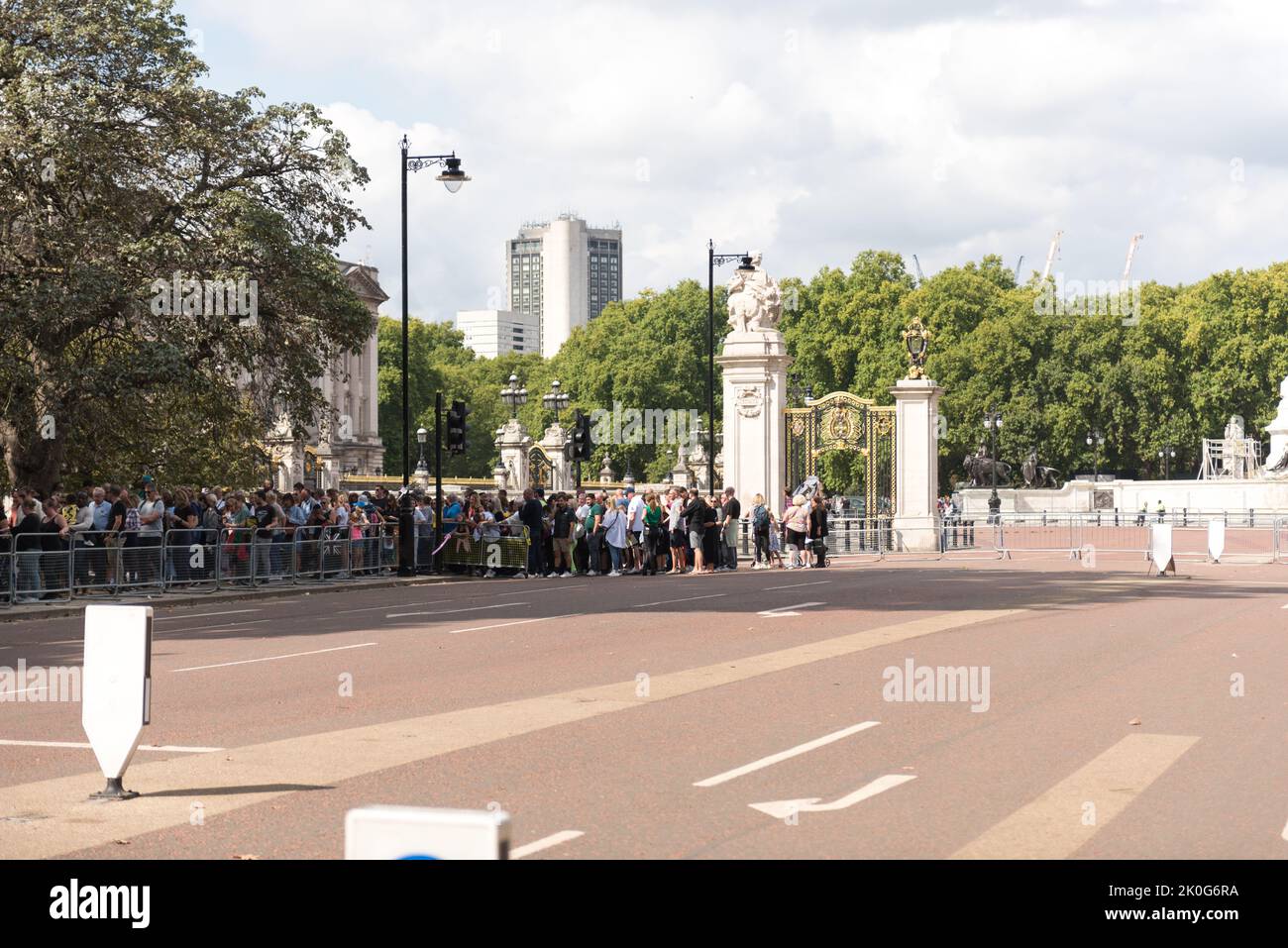 Menschen, die geduldig in einer langen Schlange stehen, um am Buckingham Palace Respekt zu zollen Stockfoto