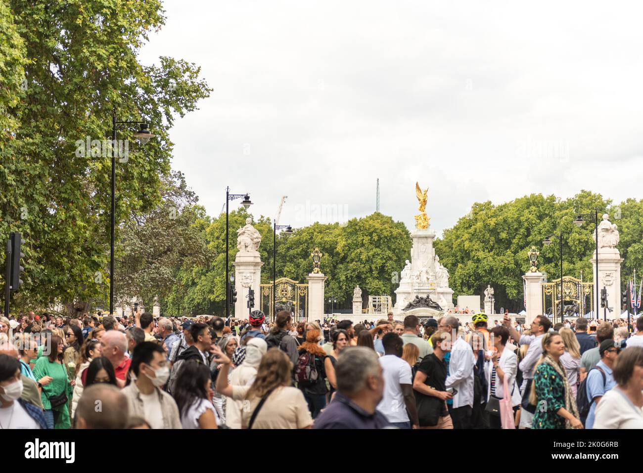 Riesige Menschenmenge, die am Londoner Buckingham Palace aufkommt Stockfoto