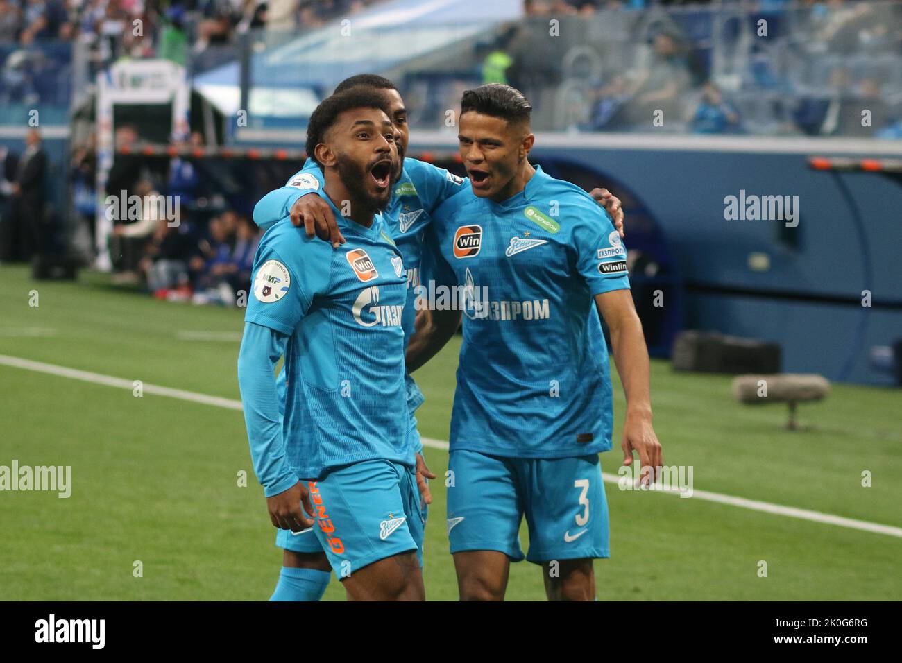 St. Petersburg, Russland. 11. September 2022. Marcus Wendel Valle da Silva, allgemein bekannt als Wendel (Nr. 8), Douglas dos Santos Justino de Melo, allgemein bekannt als Douglas Santos (Nr. 3) von Zenit feiern den Sieg während des Fußballspiels der russischen Premier League zwischen Zenit Sankt Petersburg und Orenburg in der Gazprom Arena. Endergebnis: Zenit 8:0 Orenburg. Kredit: SOPA Images Limited/Alamy Live Nachrichten Stockfoto