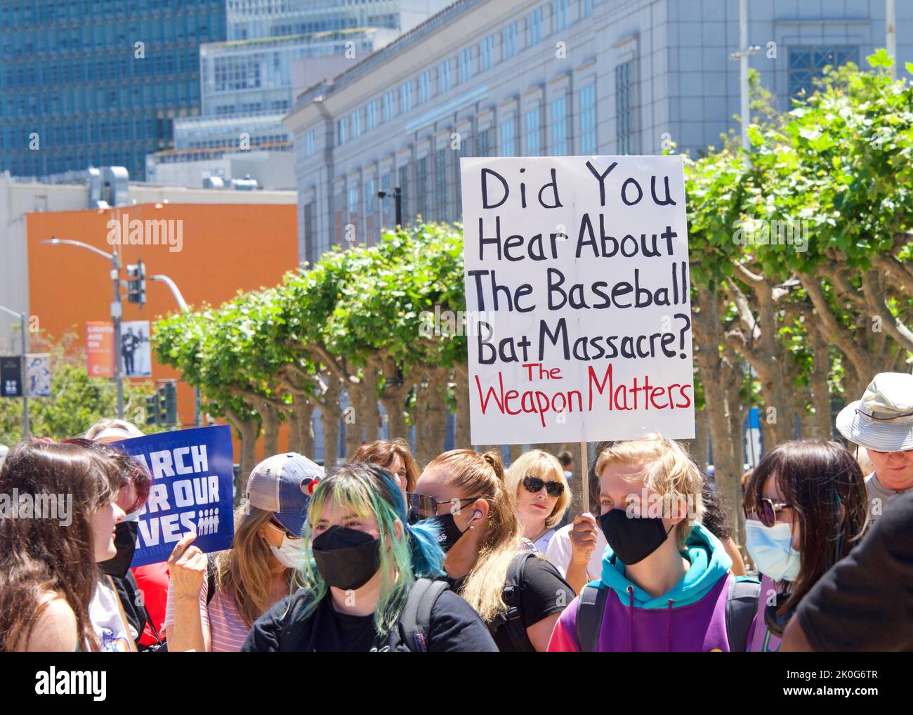 San Francisco, CA - 4. Juni 2022: Stop Gun Gewalt Protest, Teilnehmer vor dem Rathaus mit Schildern fordern Maßnahmen gegen Waffe V Stockfoto