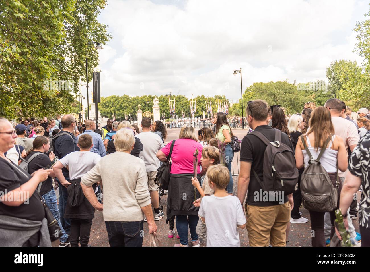 Große Menschenmengen im Londoner Buckingham Palace und in den nahegelegenen Parks Stockfoto