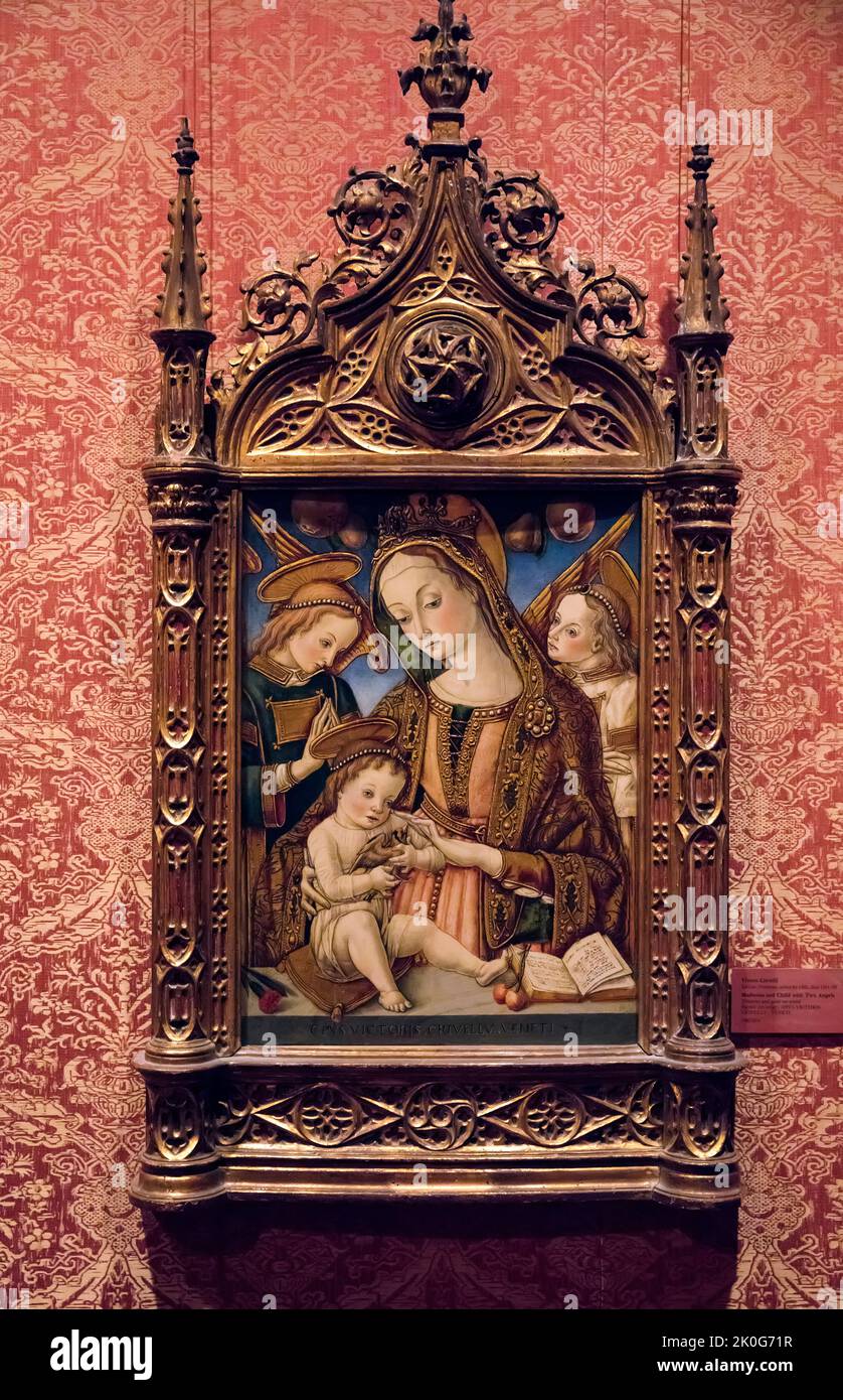 Madonna mit Kind mit zwei Engeln von Vittore Crivelli Tempera und Gold auf Holz im Metropolitan Museum of Art (MET) Manhattan, NYC, USA Stockfoto