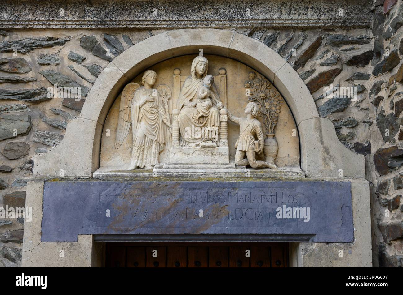 Skulptur der Jungfrau Maria mit dem Jesuskind. Kirche der Heiligen Cosmas & Damian in Clervaux, Luxemburg. Stockfoto