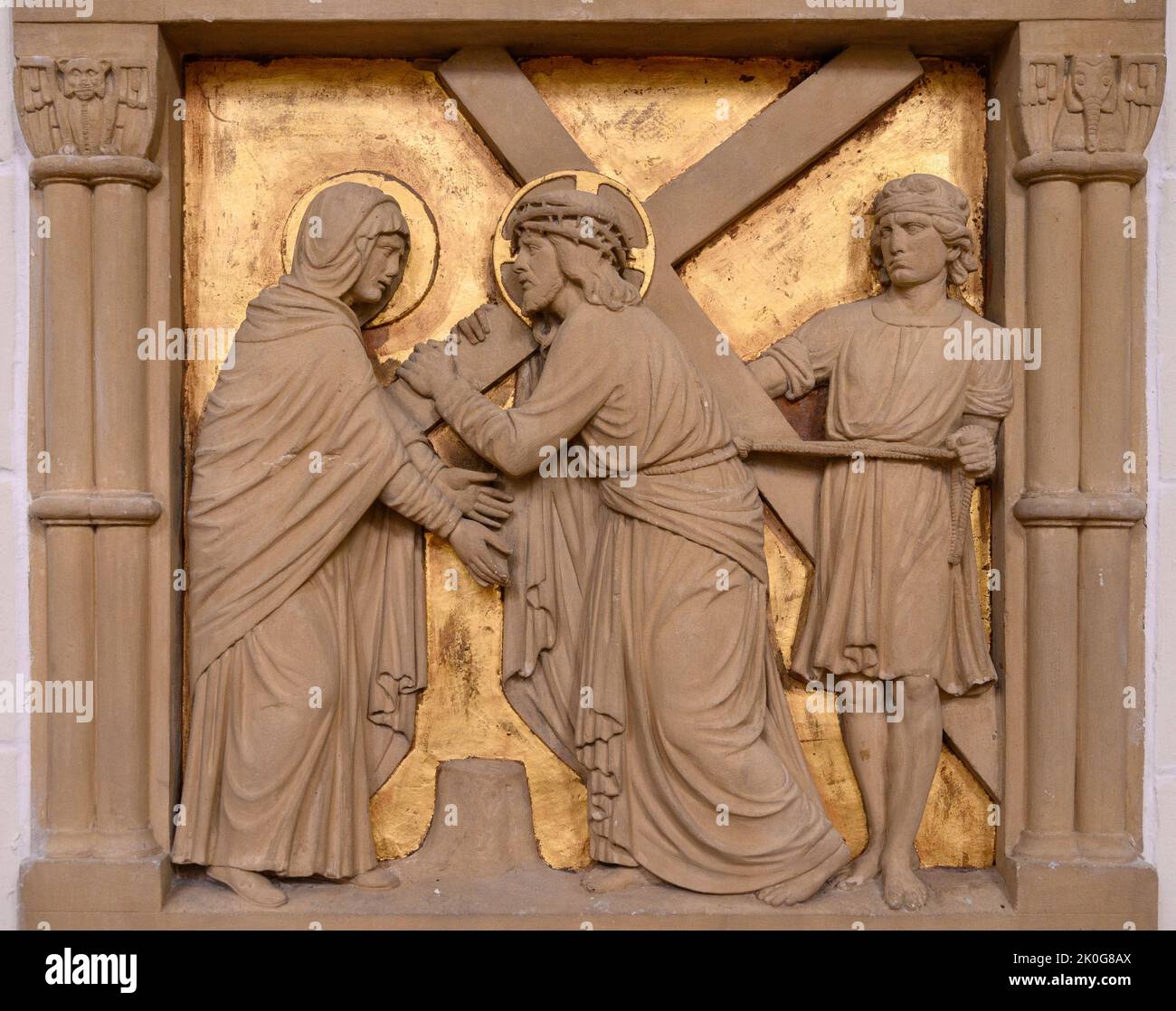 Station IV des Kreuzweges: Jesus begegnet seiner Mutter. Die Kirche der Heiligen Cosmas & Damian in Clervaux, Luxemburg. Stockfoto