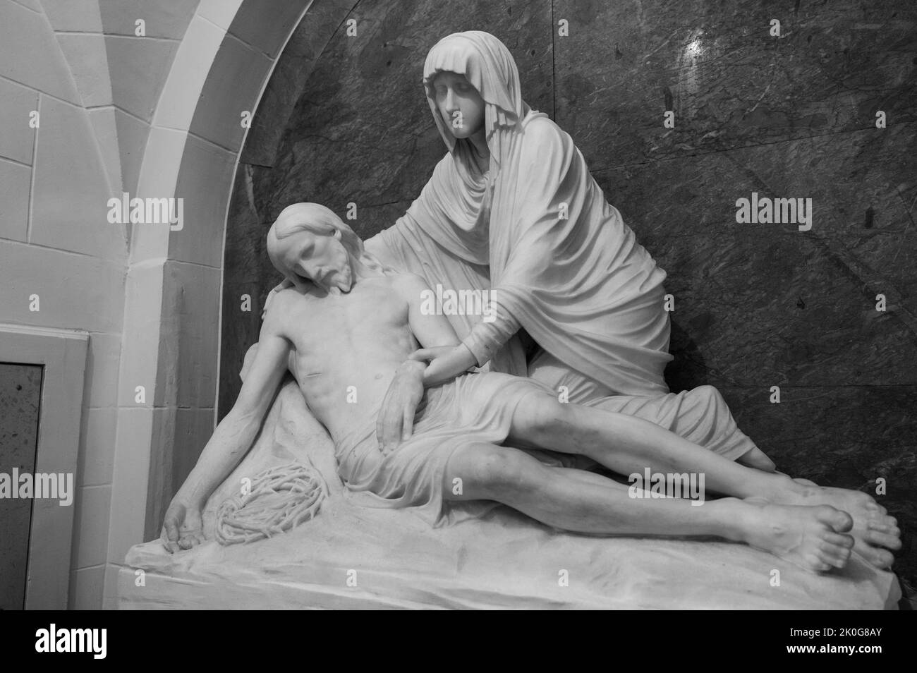 Die Pietà – die Jungfrau Maria, die den Leichnam Jesu umrabelt, nachdem er vom Kreuz entfernt wurde. Die Kirche der Heiligen Cosmas & Damian in Clervaux. Stockfoto
