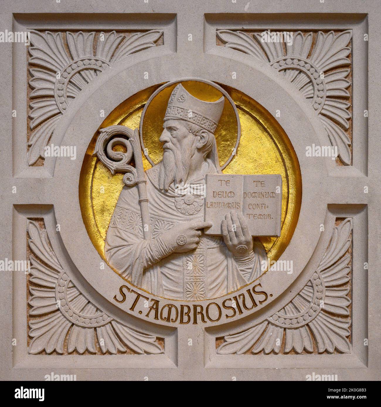 Ambrosius. Relief auf der Kanzel in der Kirche der Heiligen Cosmas & Damian in Clervaux, Luxemburg. Stockfoto