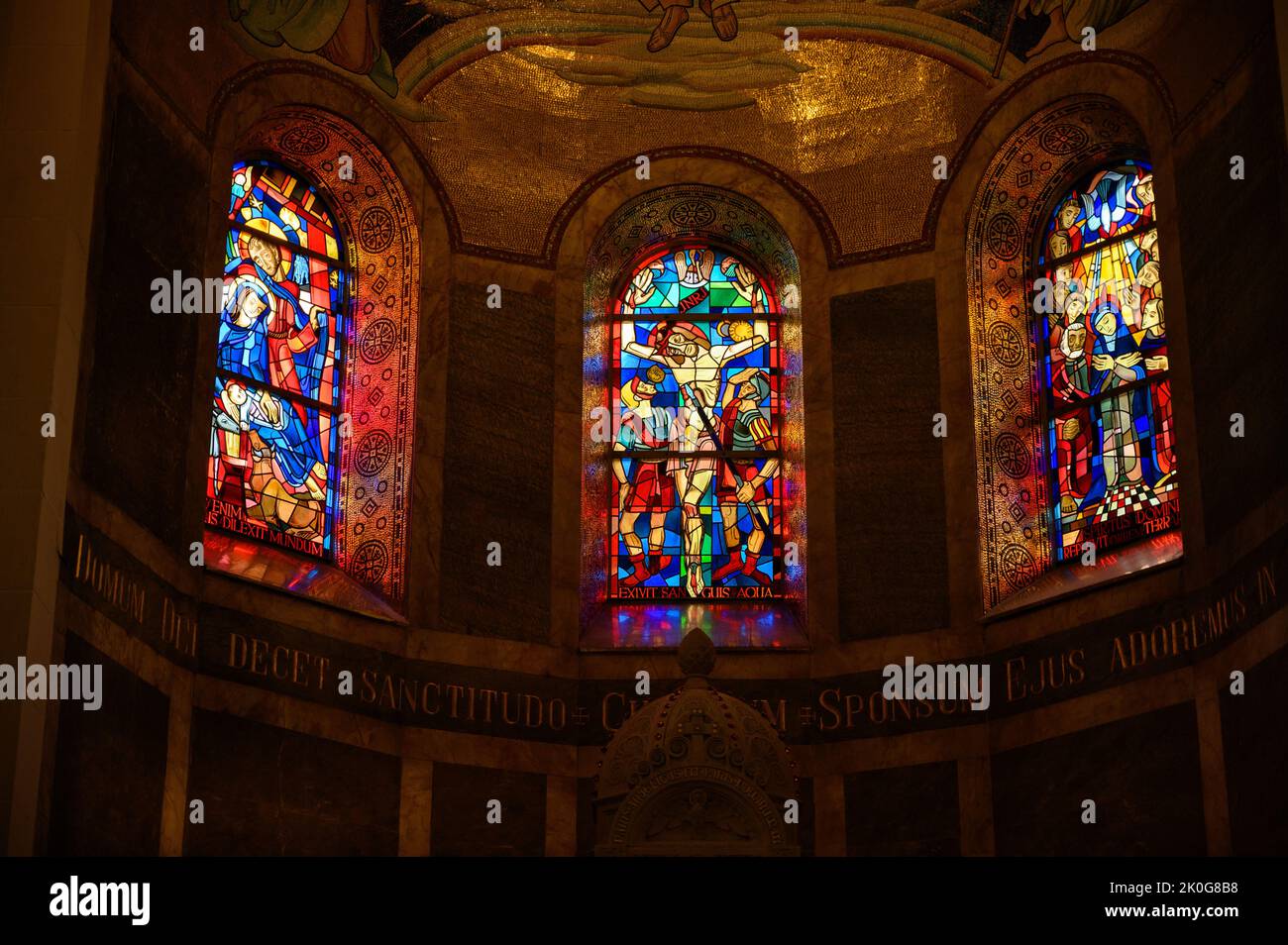 Buntglasfenster im Chor der Kirche der Heiligen Cosmas & Damian in Clervaux, Luxemburg. Stockfoto