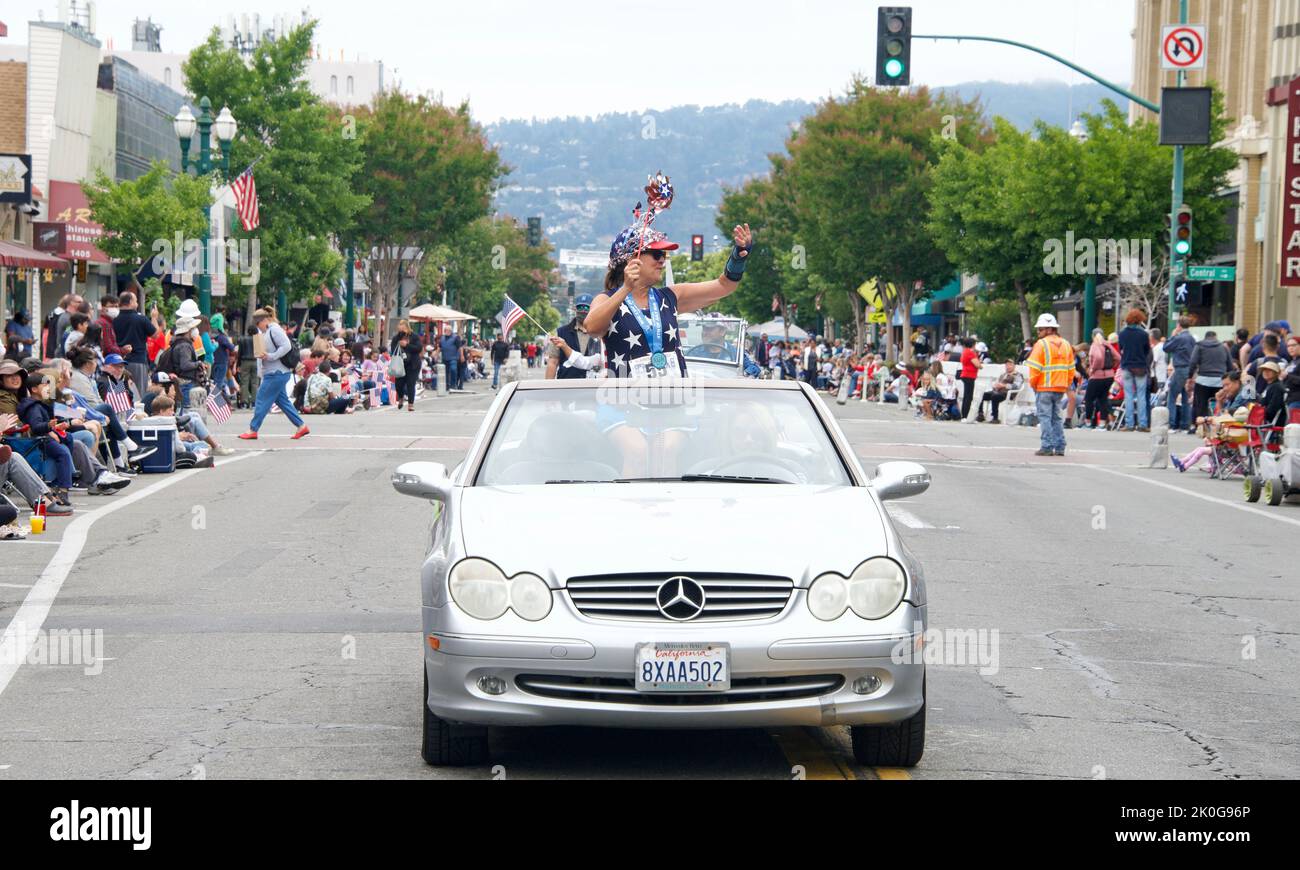 Alameda, CA - 4. Juli 2022: Alameda-Ratsmitglied Trish Herrera Spencer nimmt an der Alameda Parade vom 4.. Juli Teil, einer der größten und längsten Stockfoto