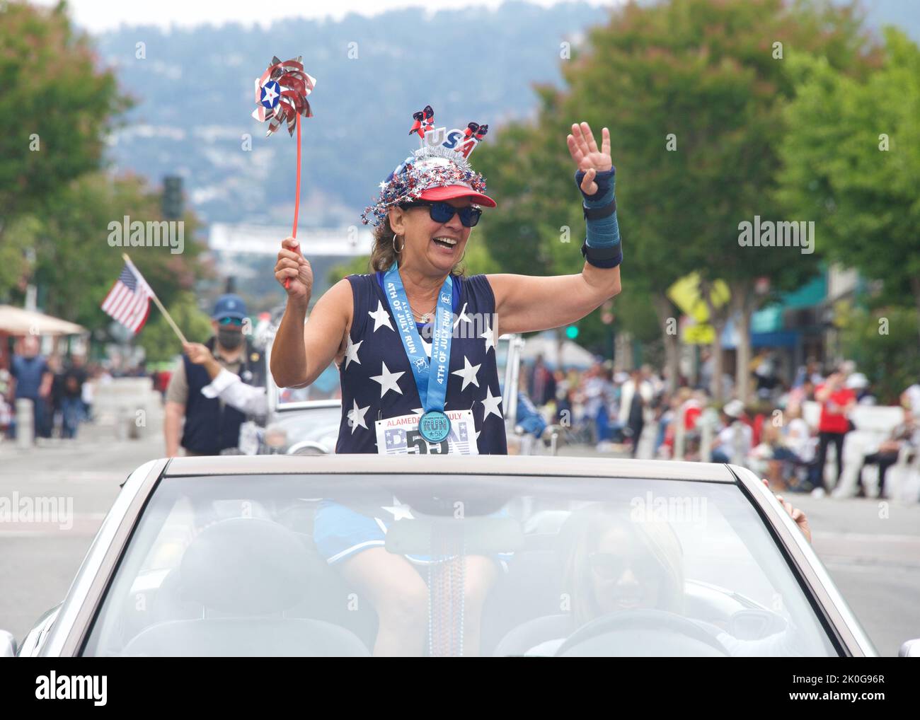 Alameda, CA - 4. Juli 2022: Alameda-Ratsmitglied Trish Herrera Spencer nimmt an der Alameda Parade vom 4.. Juli Teil, einer der größten und längsten Stockfoto