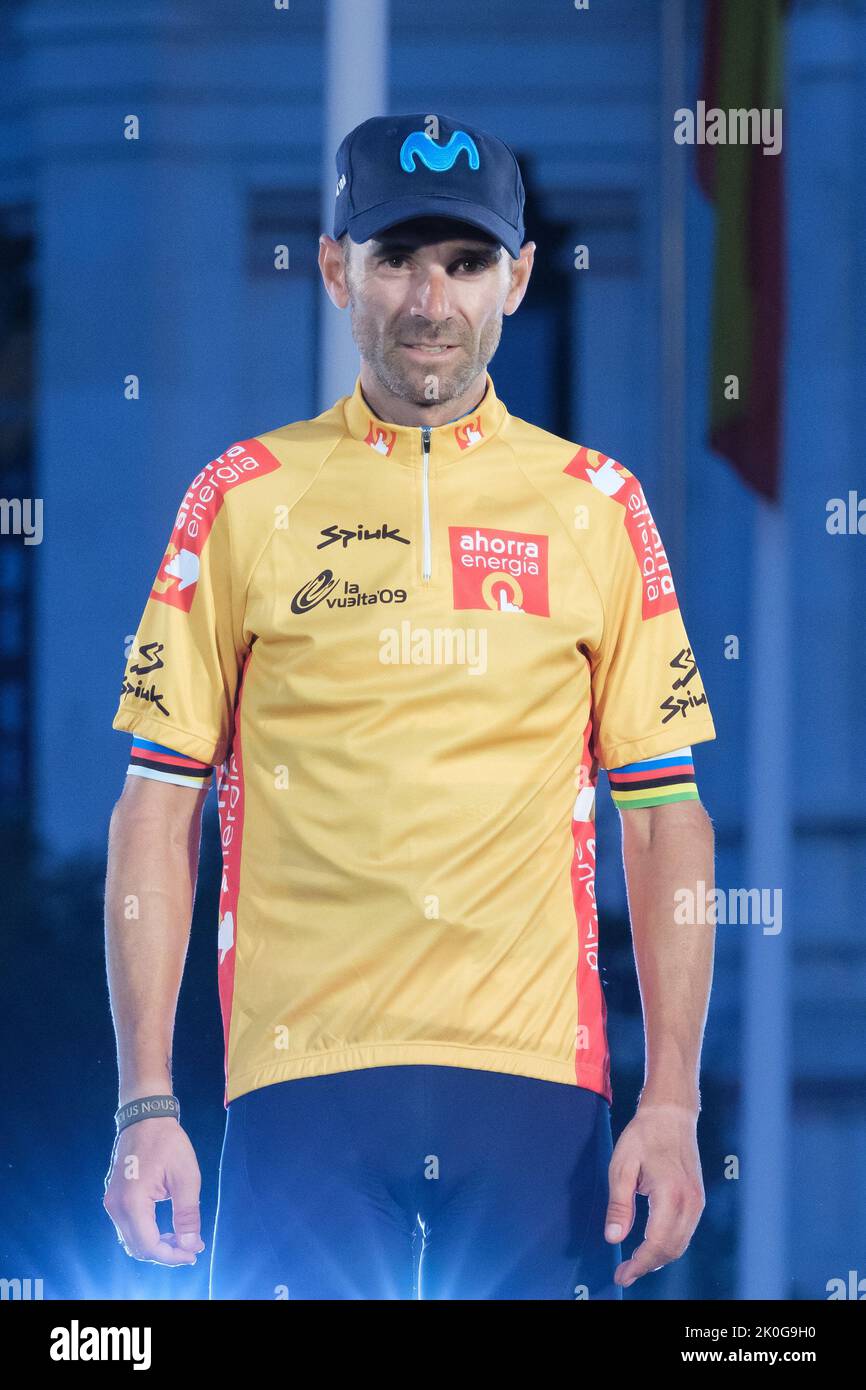 Madrid, Spanien. 11. September 2022. Alejandro Valverde Belmonte aus Spanien und das Movistar Team feiern bei seinem Abschied vom Radsport auf dem Podium nach der Spanien-Rundfahrt 77. 2022 in Madrid. Der Belgier Remco Evenepoel gewann seinen ersten Grand Tour-Sieg bei der Vuelta a Espana in Madrid. Der 22-Jährige dominierte das dreiwöchige Rennen und gewann nach dem 21.. Kredit: SOPA Images Limited/Alamy Live Nachrichten Stockfoto