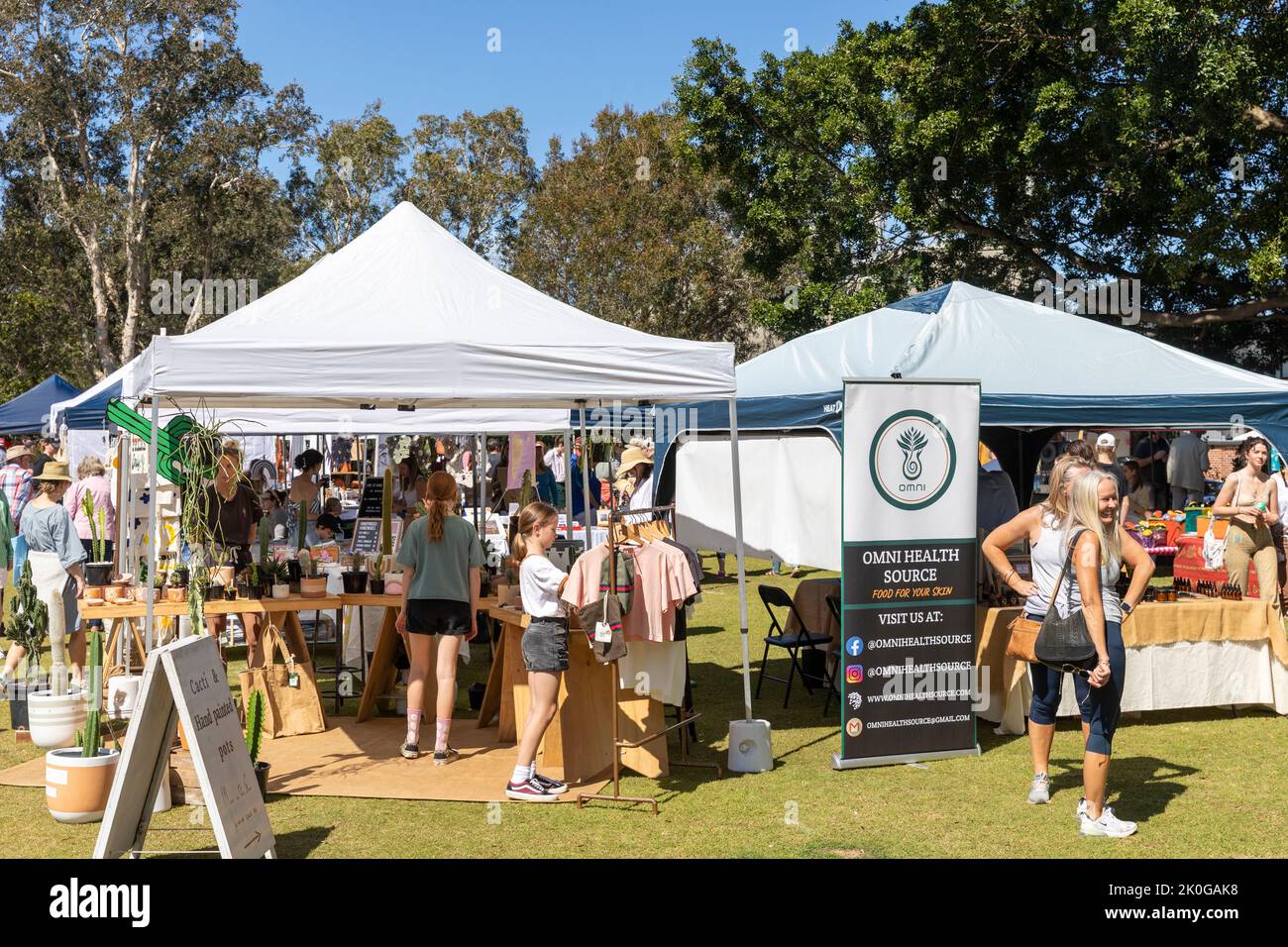 Marktstände, die Waren im Avalon Beach Bowling Club, Sydney, NSW, Australien an einem sonnigen Frühlingstag 2022 verkaufen Stockfoto