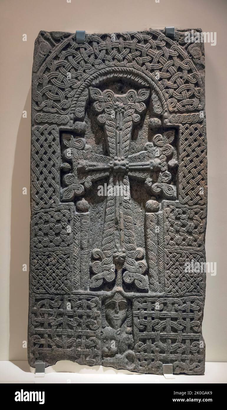 Khatchkar (Steinkreuz) aus Armenien, ausgestellt im Metropolitan Museum of Art (MET) Manhattan, NYT, USA Stockfoto