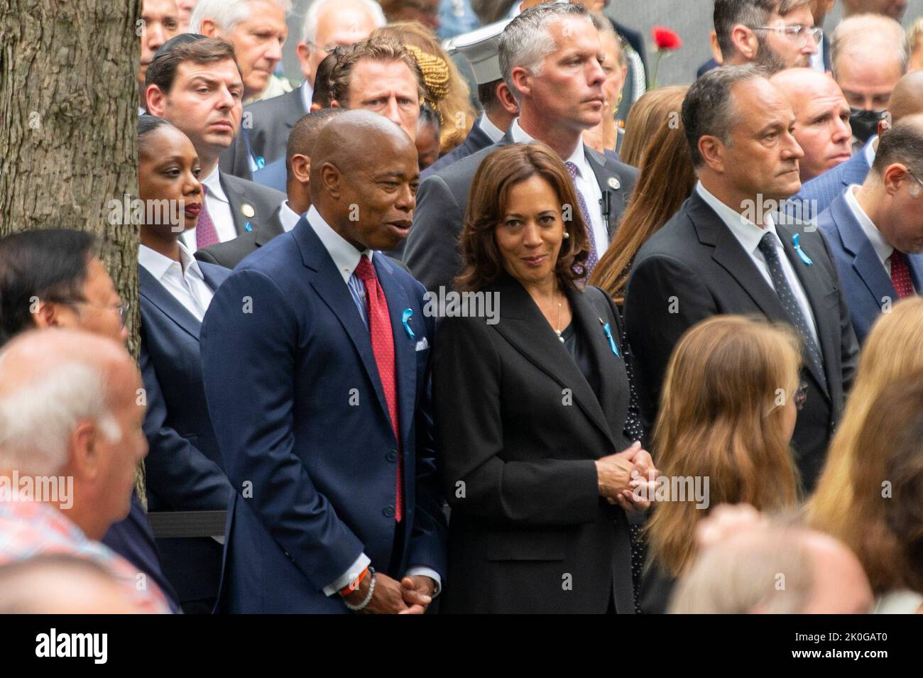 New York, New York, USA. 11. September 2022. 11. September 2022: New York City, USA: Der Bürgermeister von NYC, ERIC ADAMS, und die US-Vizepräsidentin KAMALA HARRIS, lachen untereinander über Ground Zero, als die Familien von 9/11 Überlebenden die Namen ihrer Angehörigen lasen, die vor 21 Jahren starben. 9/11 Opfer Familienmitglieder, 9/11 Überlebende, Gewählte Beamte und Ersthelfer versammeln sich, um die Namen der 2.996 Menschen zu lesen, die bei den Entführungen im World Trade Center Memorial Reflecting Pools 9/11 von Al Qaida-Terroristen getötet wurden. Anwesend waren Mitglieder der NYPD, FDNY, PAPD (Port Authority Police), MTA, Credit: Stockfoto