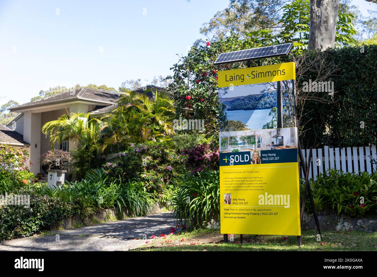 Australisches Haus verkauft, Haus in Avalon Beach mit Marketingtafel, auf der die Immobilie verkauft wird, Sydney, NSW, Australien Stockfoto