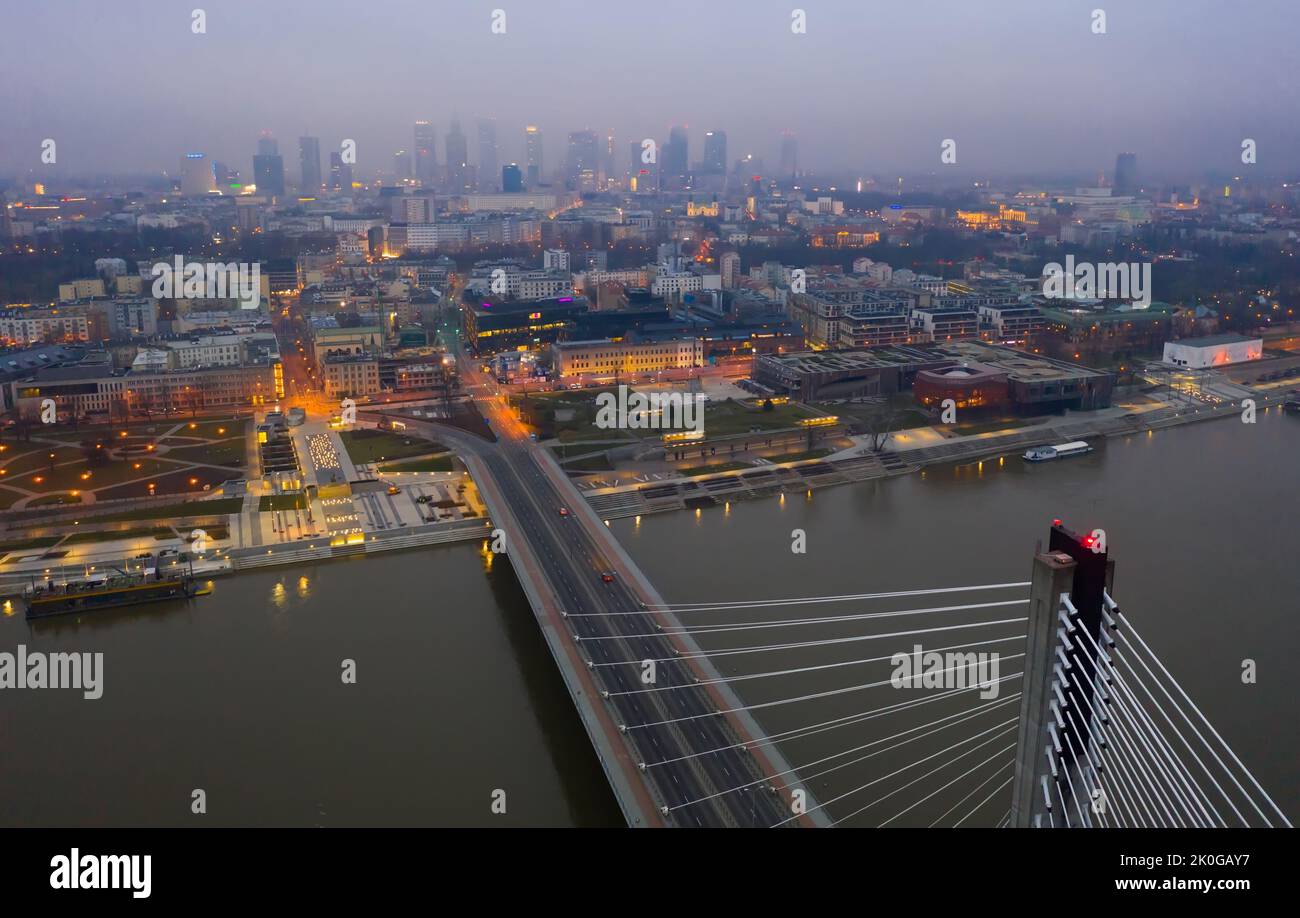 Luftaufnahme auf der Swietokrzyski Brücke über die Weichsel. Stockfoto