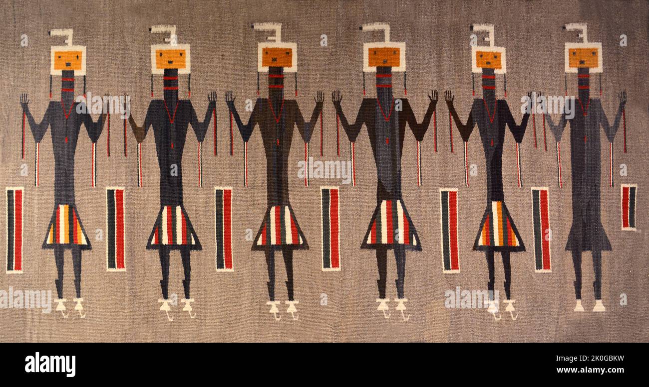 Ein malerischer Yei-Wollteppich aus Navajo mit Yei Be Chei (heilige Menschen) zum Verkauf in Santa Fe, New Mexico. Stockfoto