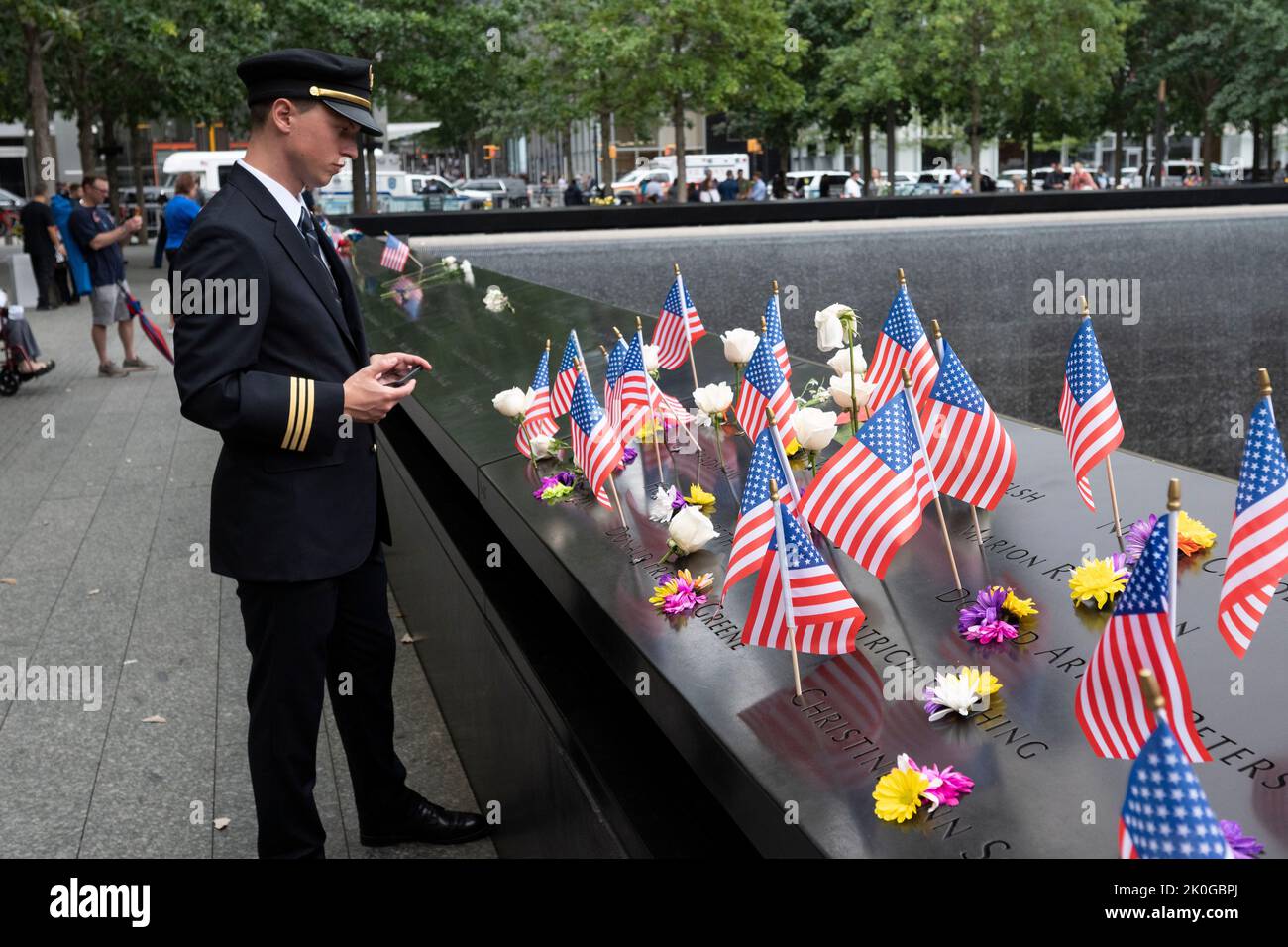 New York, New York, USA. 11. September 2022. 11. September 2022: New York City, USA: Ein Pilot von Delta Airlines sieht sich die Namen der Opfer von Flug 77 von American Airlines an, der absichtlich in Shanksville, Pennsylvania, abgeprallt war, nachdem Passagiere sich gegen Entführer geschlagen hatten. 9/11 Opfer Familienmitglieder, 9/11 Überlebende, Gewählte Beamte und Ersthelfer versammeln sich, um die Namen der 2.996 Menschen zu lesen, die bei den Entführungen im World Trade Center Memorial Reflecting Pools 9/11 von Al Qaida-Terroristen getötet wurden. Kredit: ZUMA Press, Inc./Alamy Live Nachrichten Stockfoto