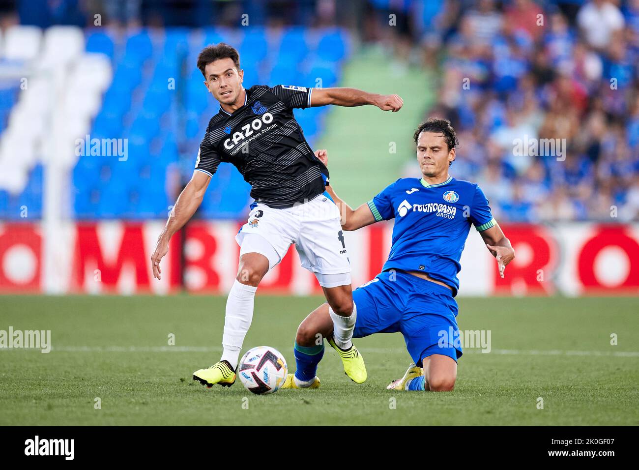 MADRID, SPANIEN - 11. SEPTEMBER: Martin Zubimendi von Real Sociedad tritt beim Spiel der La Liga Santander zwischen Getafe CF und Real Sociedad CF am 11. September 2022 im Coliseo Alfonso Perez in Madrid, Spanien, mit Enes Unal von Getafe CF um den Ball an. Quelle: Ricardo Larreina/AFLO/Alamy Live News Stockfoto