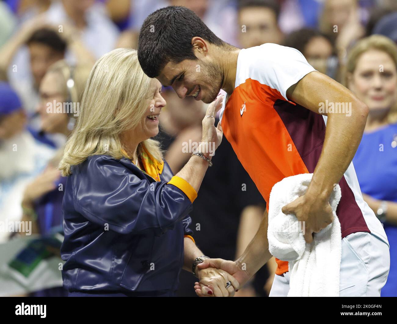 Flushing Meadow, Usa. 11. September 2022. Der spanische Carlos Alcaraz wird vom US Open Tournament Director Stacey Allastor nach seinem Wettkampf gegen Casper Rudd bei den Herren-Finals der US Open Tennis Championships 2022 im Arthur Ashe Stadium im USTA Billy Jean King National Tennis Center in New York City am Sonntag, den 11. September, 2022. Alcaraz gewann das Spiel 6-4, 2-6, 7-6, 6-3. Foto von John Angelillo/UPI Credit: UPI/Alamy Live News Stockfoto