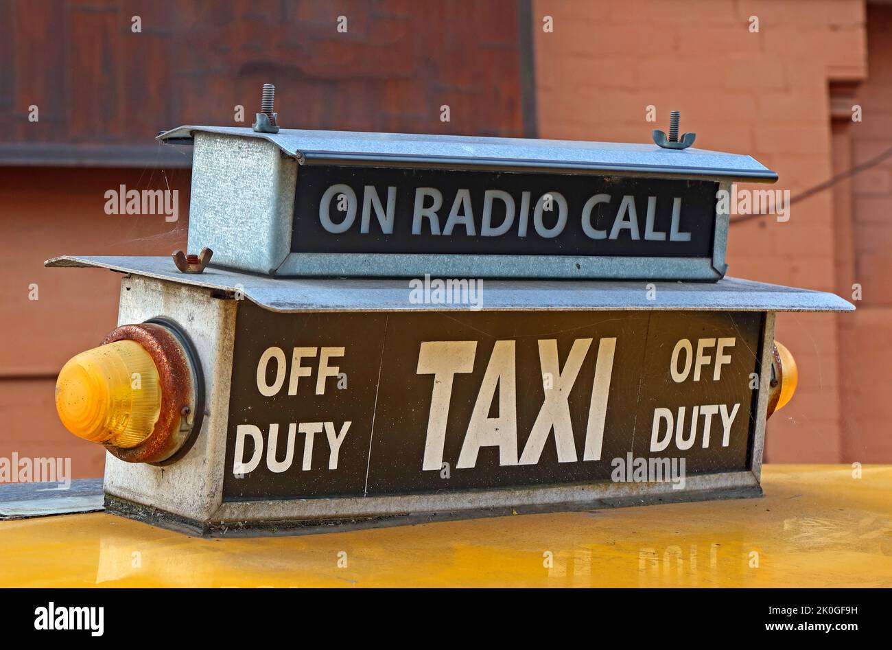 Old New York 1970er Taxi, ein gelbes Taxi, Mietschild Stockfoto