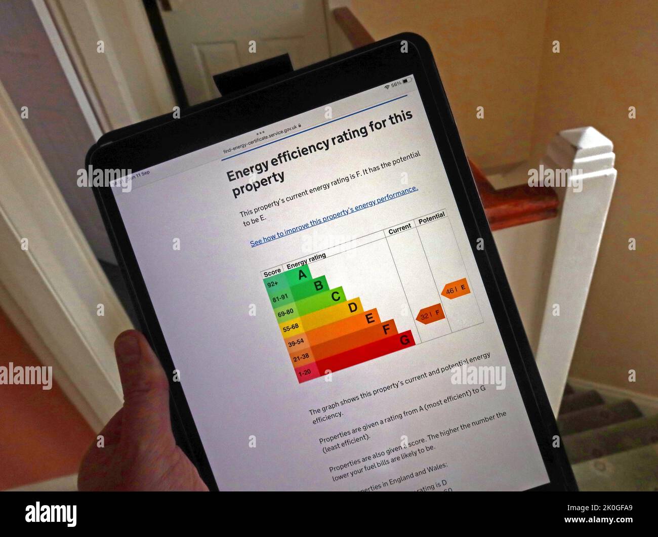 EPC Energy Performance Certificate, für Eigenschaft schlecht isoliert und mit sehr schlechter Effizienzklasse von F, die auf E verbessert werden kann, auf einem iPad-Tablet Stockfoto