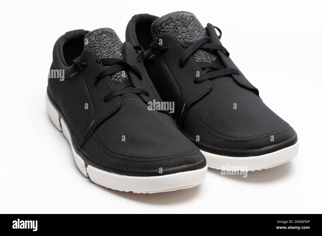 Einfache schwarze Stoff Paar Schuhe isoliert auf weißem Studio Hintergrund Stockfoto