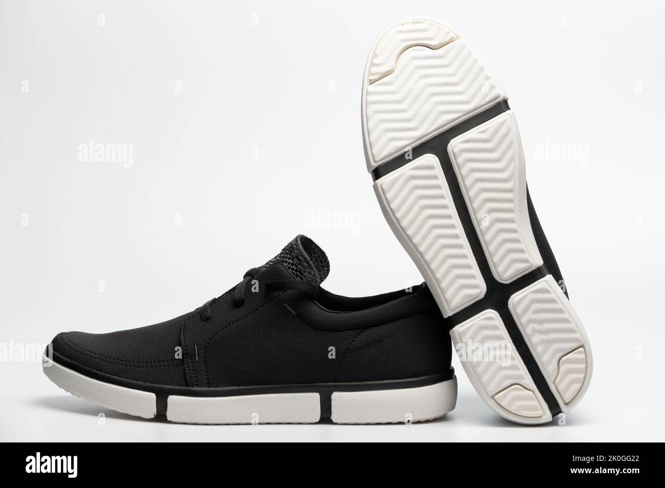 Neue bequeme schwarze Sneaker Schuhe mit weißer Sohle isoliert Stockfoto