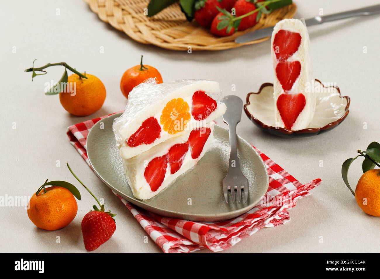 Japanisches Fruit Sandwich oder Fruit Sando mit Erdbeere und Orange Stockfoto