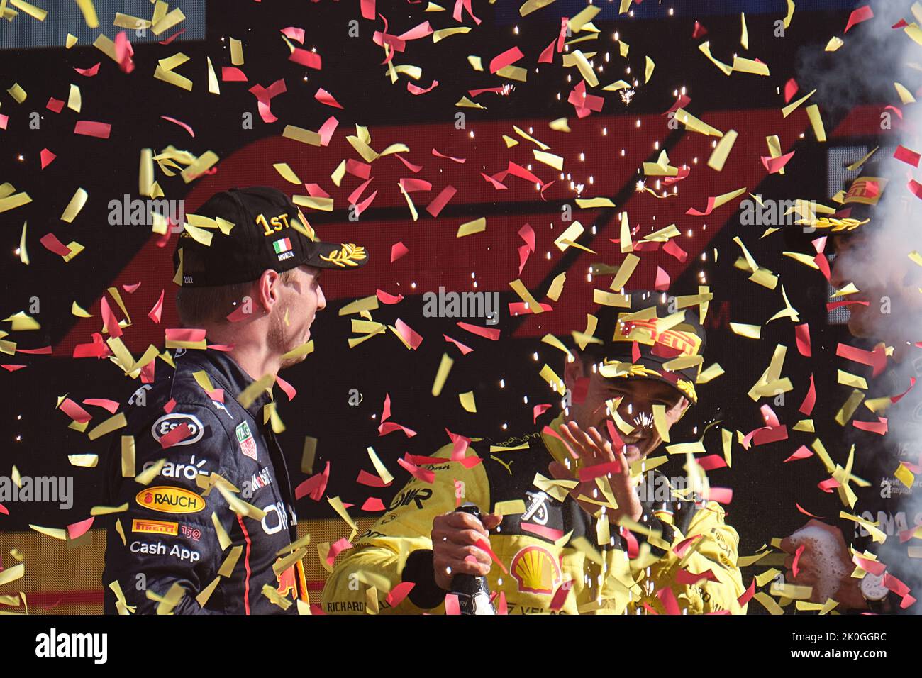 Monza, Italien. 11. September 2022. Max Verstappen (L) von Red Bull und Charles Leclerc von Ferrari reagieren auf das Podium nach dem Grand Prix der italienischen Formel 1 auf dem italienischen Rennstrecke Monza, Italien, am 11. September 2022. Quelle: Meng Dingbo/Xinhua/Alamy Live News Stockfoto