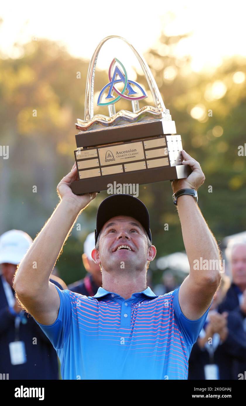 St. Louis, Usa. 11.. September 2022. Der Golfer Padraig Harrington hat seine Trophäe nach dem Gewinn des Ascension Charity Classic im Norwood Hills Country Club in St. Louis am Sonntag, dem 11. September 2022, gewonnen. Foto von Bill Greenblatt/UPI Credit: UPI/Alamy Live News Stockfoto