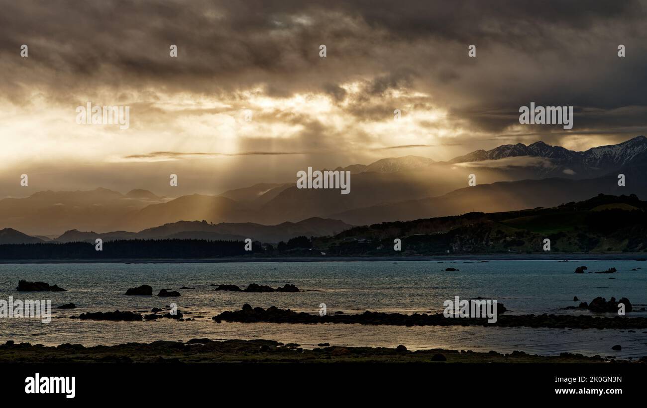 Blick nach Westen über Goose Bay bei Sonnenuntergang, Kaikoura, Südinsel, Aotearoa / Neuseeland. Stockfoto