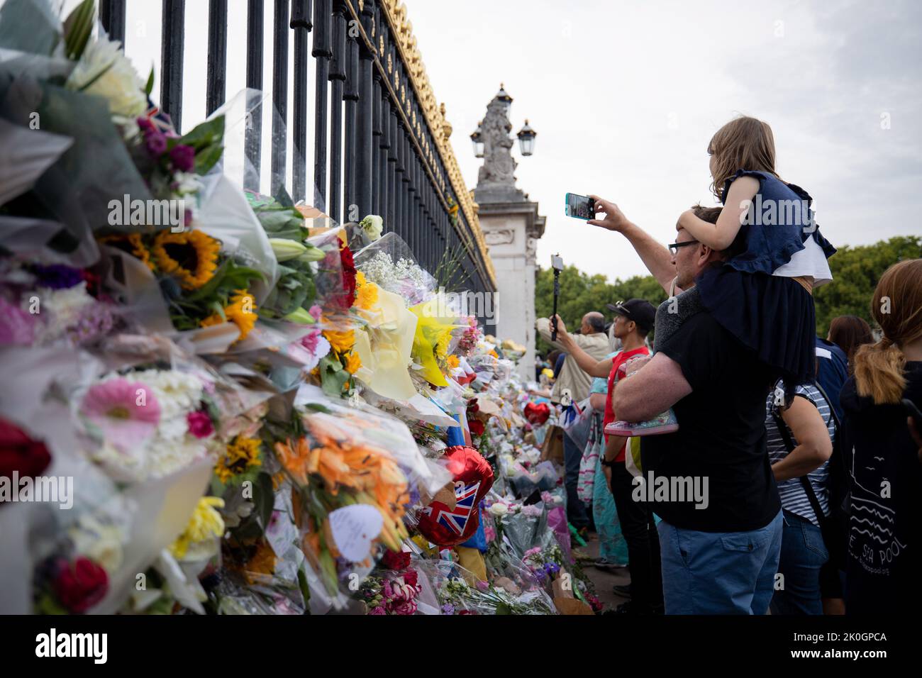 London, Großbritannien. 11. September 2022. Ein Vater hat vor dem