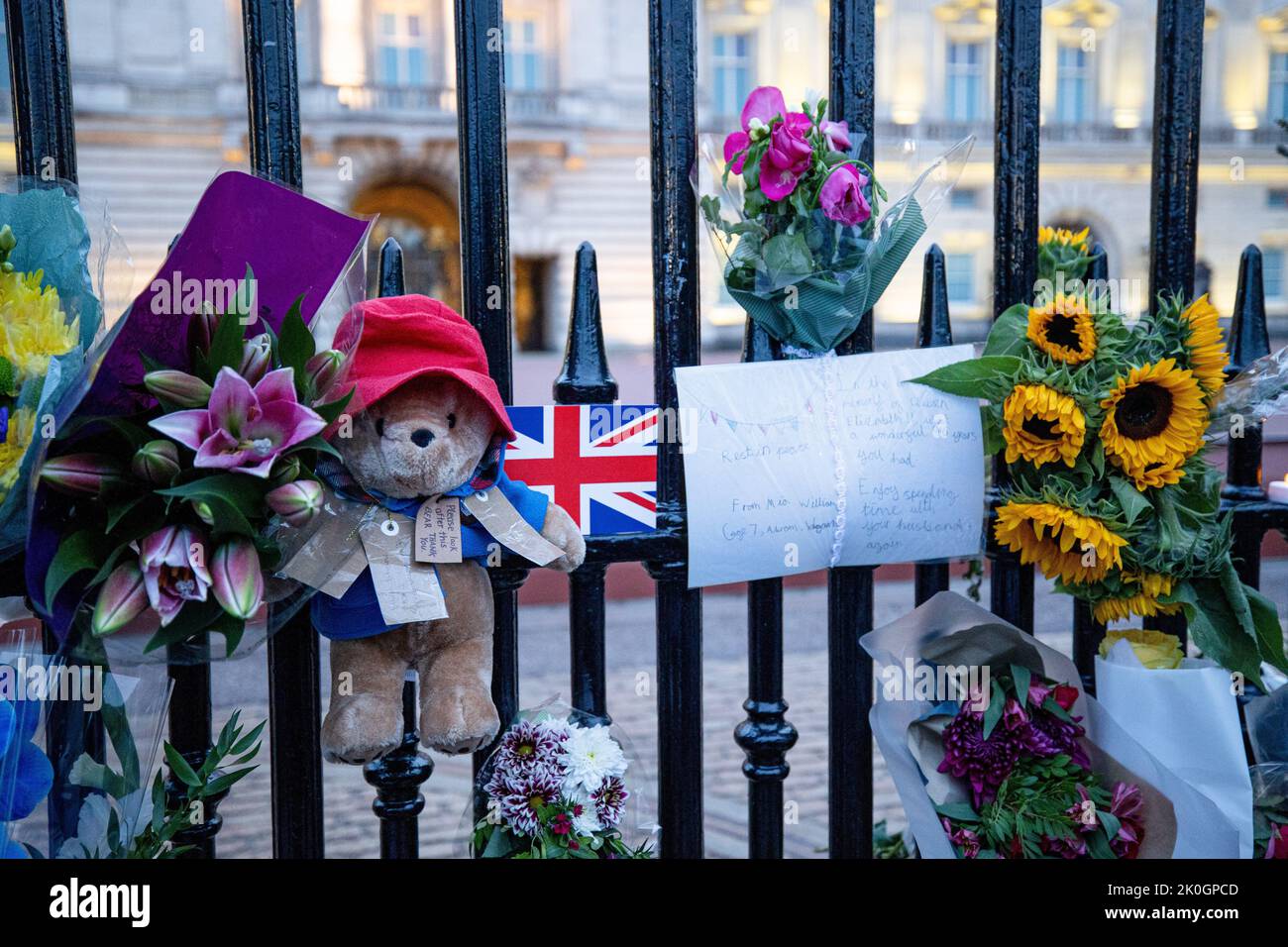 London, Großbritannien. 11. September 2022. Ein Paddington-Bär mit Botschaften und Blumen, die am Tor des Buckingham Palace hängen. Tausende Millionen Menschen aus der ganzen Welt kommen weiterhin zum Buckingham Palace, um Königin Elizabeth II. Zu Tribut zu zollen, die mehr als 70 Jahre auf ihrem Thron saß und am 8.. September 2022 starb. Kredit: SOPA Images Limited/Alamy Live Nachrichten Stockfoto