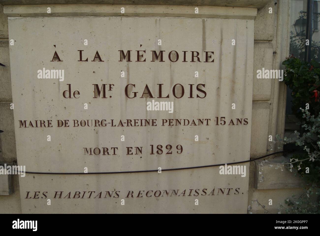 UNE PLAQUE COMMÉMORATIVE À LA MÉMOIRE DE MR GALOIS, MAIRE DE BOURG LA REINE HÄNGELAMPE 15 ANS MORT EN 1829 Stockfoto