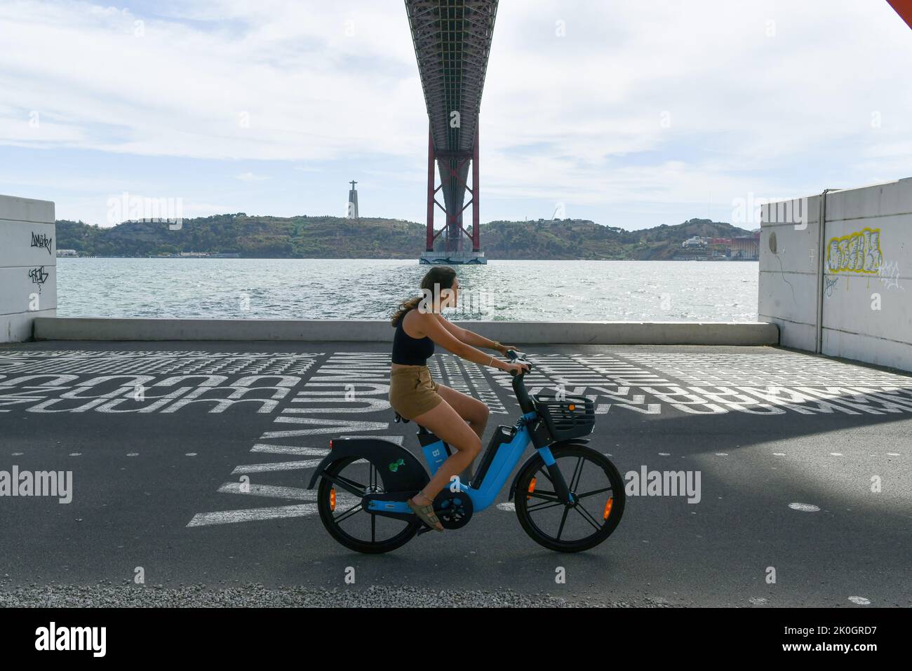 Lissabon, Portugal. 07. September 2022. In der Nähe der Brücke vom 25.. April auf dem Boulevard des Tejo in Lissabon wird eine Person auf dem Fahrrad gesehen. Portugal hat zwischen dem 30. August und dem 17.044. September 5 neue bestätigte Covid-19-Fälle registriert, in einer Woche, in der es 47 Todesfälle durch die Krankheit und 431 Personen im Krankenhaus gab, laut offiziellen Daten, die diesen Freitag veröffentlicht wurden. Kredit: SOPA Images Limited/Alamy Live Nachrichten Stockfoto