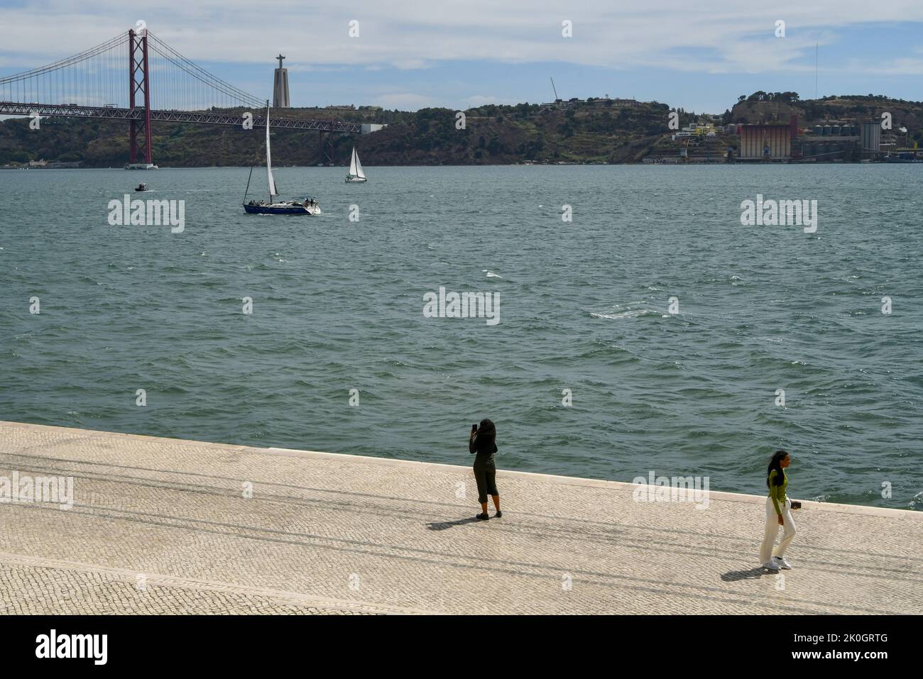 Lissabon, Portugal. 07. September 2022. Man sieht Menschen, die in der Nähe der Brücke vom 25.. April auf dem Tejo-Boulevard in Lissabon spazieren gehen. Portugal hat zwischen dem 30. August und dem 17.044. September 5 neue bestätigte Covid-19-Fälle registriert, in einer Woche, in der es 47 Todesfälle durch die Krankheit und 431 Personen im Krankenhaus gab, laut offiziellen Daten, die diesen Freitag veröffentlicht wurden. (Foto von Jorge Castellanos/SOPA Images/Sipa USA) Quelle: SIPA USA/Alamy Live News Stockfoto